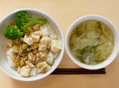 マーボー丼（ブロッコリーのつけあわせ）と水菜・キャベツ・じゃがいもの味噌汁
