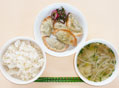 小松菜（収穫）餃子とはつか大根（収穫）サラダと里いも・もやしの味噌汁とごはん