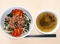 ビビンバ風丼と野菜スープ