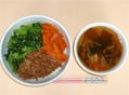 三色丼とかぼちゃ・わかめ・エノキ・トマト・紫たまねぎのスープ