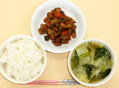 五目豆と玉ねぎ・わかめ・春菊・白菜の味噌汁と胚芽米ごはん
