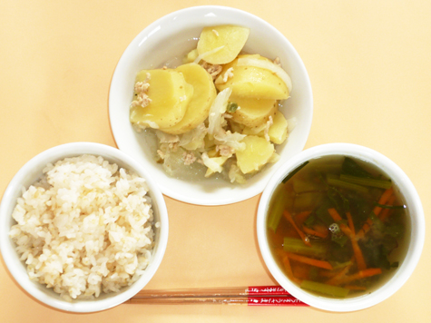 じゃが芋・玉ねぎの重ね煮ともずくの味噌汁と胚芽米ごはん