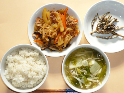 切干大根煮と白菜・もやし等の味噌汁とごはん