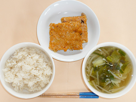 蓮根ミートローフともやし等の味噌汁とごはん