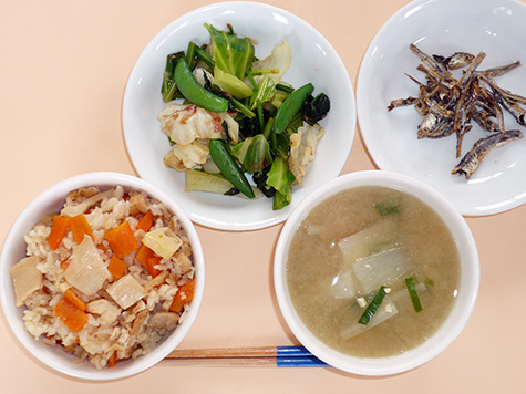 たけのこごはんと納豆汁とキャベツ等の和え物