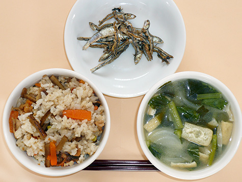 かしわご飯とじゃがいも等の味噌汁