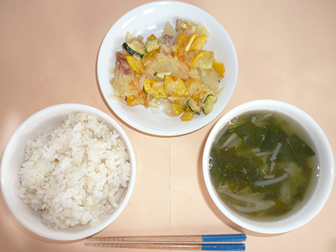 新玉葱とじゃがいものチーズ焼きとほうれん草等の味噌汁とごはん