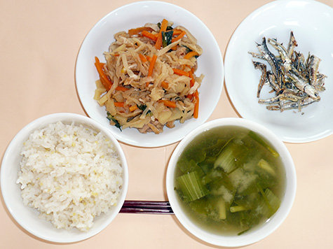 切干大根煮とわかめ等の味噌汁ともちきびごはん