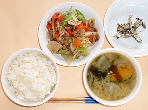 納豆和えとかぼちゃ等の味噌汁とごはん