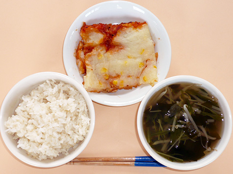 ミートポテトグラタンと水菜等のスープとごはん
