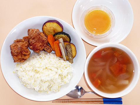 鶏唐揚げと野菜の素揚げとスープともちきびごはんとみかんゼリー
