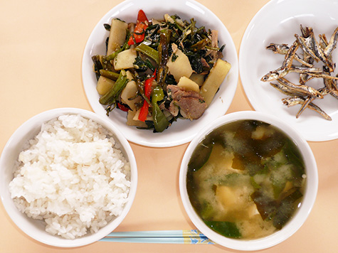 空芯菜とじゃが芋のにんにく炒めとエノキ等の味噌汁と麦ごはん