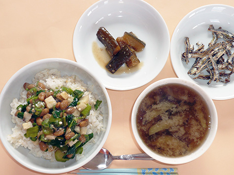 ねばねば丼ときゅうりの中華炒めと茄子等の味噌汁