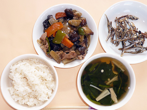 茄子・ピーマンの味噌炒めと豆腐・ほうれん草のすまし汁とごはん