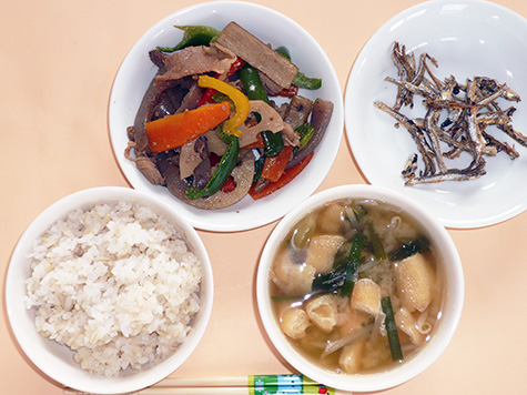夏野菜のきんぴらと薄揚げの味噌汁ともち麦ごはん