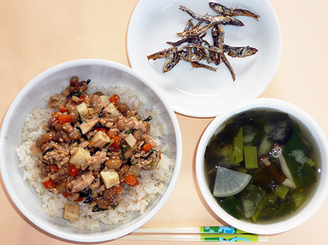 チーム野菜のスタミナ納豆丼とつるみどり等の味噌汁