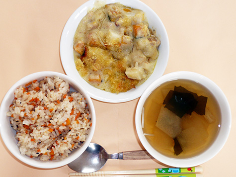 チーム野菜入りグラタンと人参ごはんと冬瓜のスープ