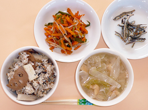 チーム野菜料理蓮根・長芋の混ぜごはんと人参しりしりと玉葱の味噌汁