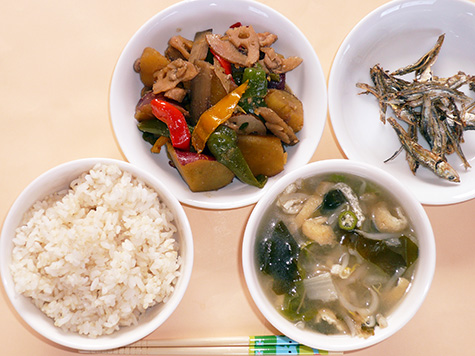 さつま芋の炒め煮と白菜の味噌汁とごはん