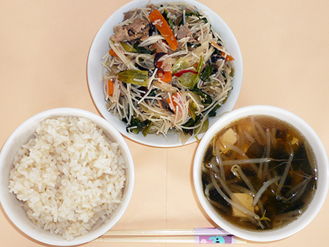 ビーフン入り野菜炒めと豆腐等のスープとごはん