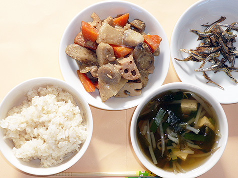 根菜の胡麻味噌煮ともやし・豆腐等のすまし汁とごはん