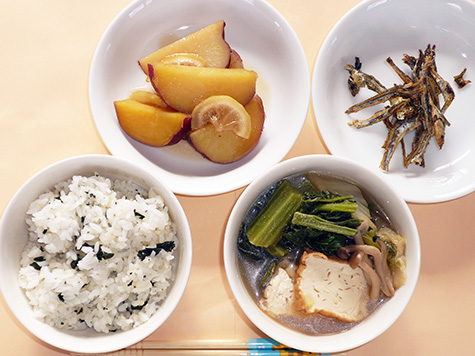青菜と厚揚げの煮びたしとさつま芋のレモン煮とわかめごはん