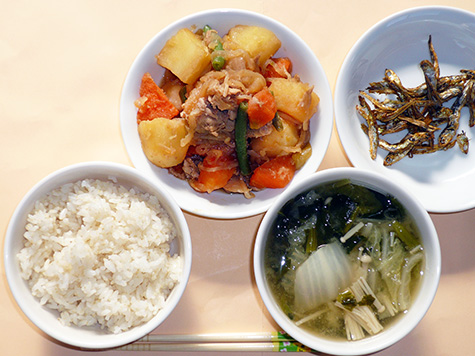 肉じゃがとほうれん草の味噌汁とごはん