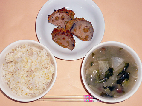 蓮根の挟み焼となめこの味噌汁ともちきびごはん