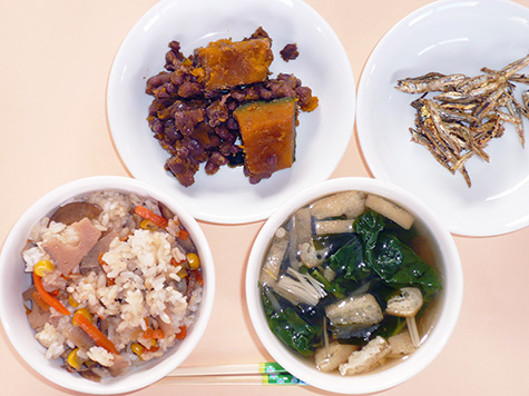 五目おこわとかぼちゃ・小豆のいとこ煮とかつお菜・もやしのすまし汁