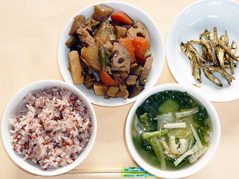 がめ煮とかつお菜等の味噌汁と赤米ごはん
