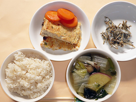 蓮根入り松風と人参の甘煮と春菊の味噌汁とごはん