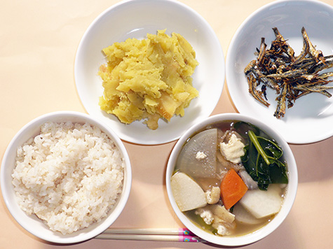 リンゴ・さつま芋のきんとんとけんちん汁とごはん