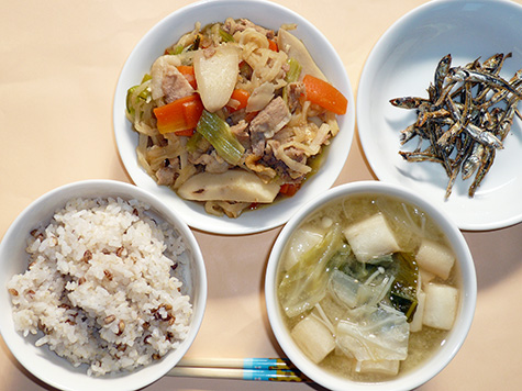 切干大根煮と玉葱等の味噌汁ともち麦ごはん