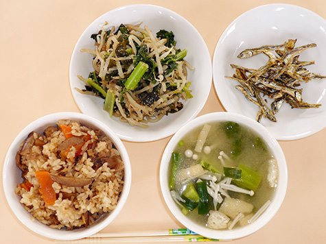 かしわ飯とかつお菜の味噌汁とわかめの和え物