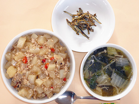 大根麻婆丼とわかめスープ