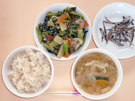 青菜のにんにく炒めとかぼちゃ・舞茸の味噌汁とごはん