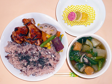 手羽元のあぶり焼きと野菜の甘煮と春菊の吸い物と赤飯と3種のクッキー