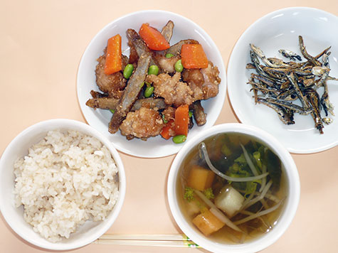 鶏肉・根菜の揚げ煮と菜花・もやしのすまし汁とごはん