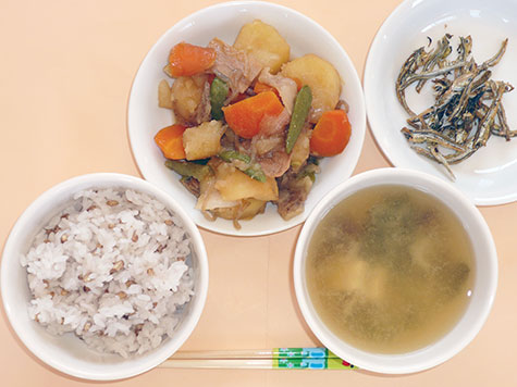 肉じゃがとなめこ・豆腐の味噌汁ともち麦ごはん