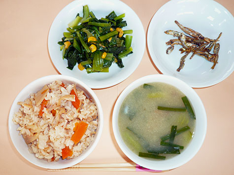 たけのこごはんとチンゲン菜の和え物と納豆汁