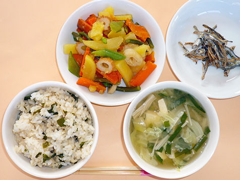 じゃが芋の中華炒めと豆腐・えのきの味噌汁とわかめごはん