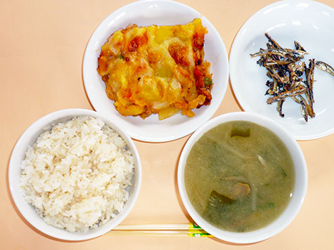 ミートポテトグラタンとわかめ・なめこの味噌汁とごはん