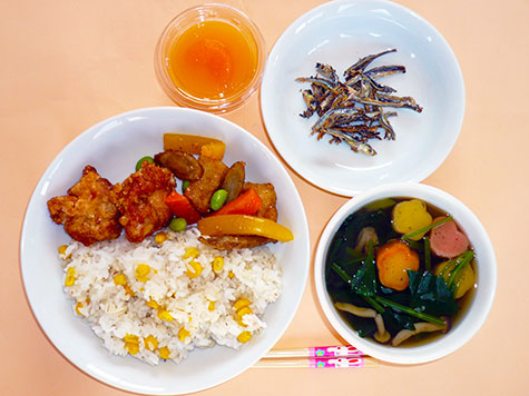 鶏肉と高野豆腐の揚げ煮とズッキーニ・ほうれん草のスープとトウモロコシごはんとみかんゼリー