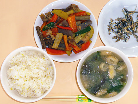 根菜のきんぴらと茄子・なめこの味噌汁ともちきびご飯