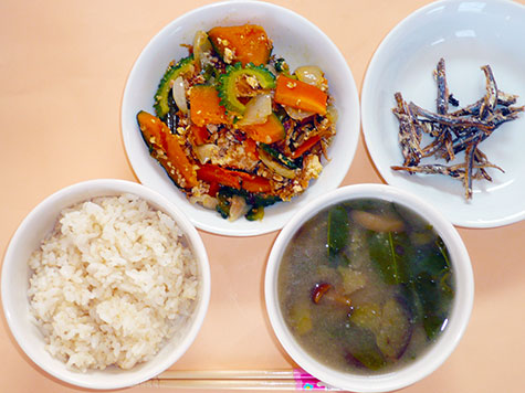 ゴーヤチャンプルーと茄子・空芯菜の味噌汁とごはん