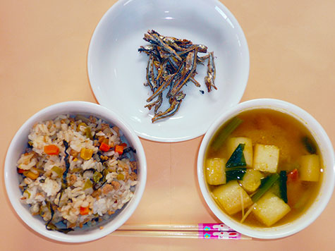 大豆ミートの高菜そぼろごはんとかぼちゃ・麩の味噌汁