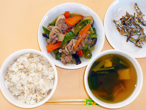 茄子・ピーマンの味噌炒めと里芋・しめじのすまし汁ともち麦ごはん
