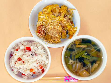 かぼちゃの豆乳グラタンと小松菜・もやしの味噌汁と梅ご飯