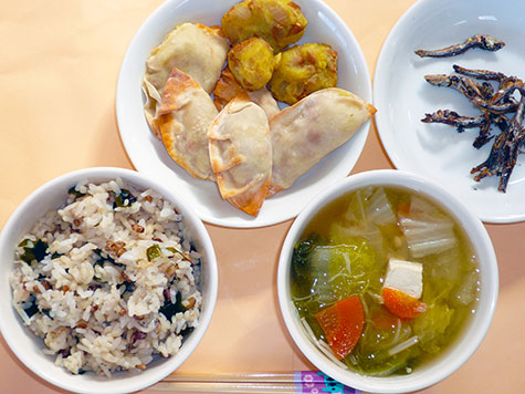 さつま芋餃子と白菜等の味噌汁とわかめごはん