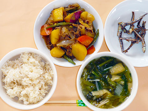 肉じゃがと白菜等の味噌汁とごはん